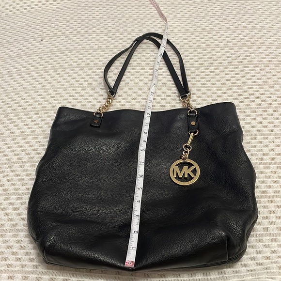 🎉HP🎉 Michael Kors Pebbled Leather Black Tote - Picture 16 of 16